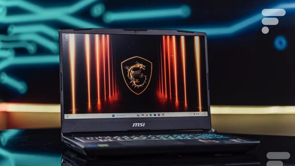 PC portable MSI posé sur surface réfléchissante avec logo dragon à l'écran.