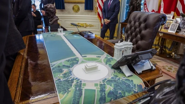 Une maquette des monuments de Washington posée sur le bureau résidentiel.