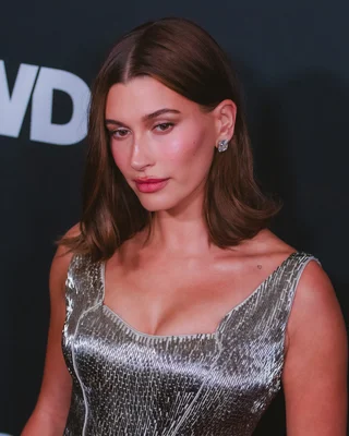 Hailey Baldwin portant une robe argentée scintillante.