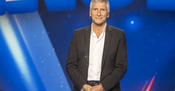 Nagui sur le plateau de télévision.