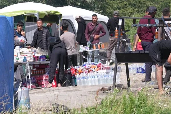 Vue d'un camp de migrants, antichambre des traversées vers l'Angleterre, où sont vendus des produits de première nécessité.