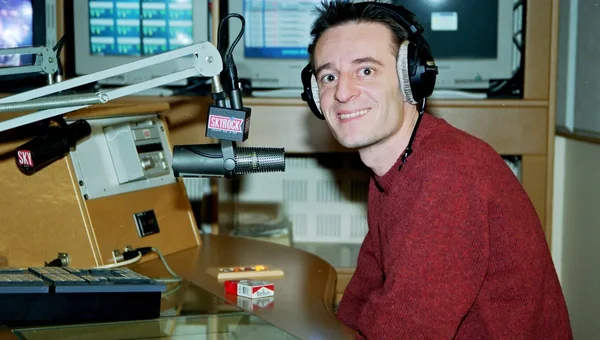 M'Rik participant au podcast Des Ondes Vocast, entouré d'équipements audio.