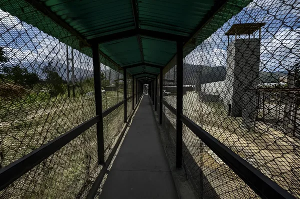 Une allée couverte menant à une tour de garde.