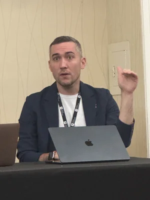 Yoel Roth, vice-président de la sécurité chez Match Group, lors du Knight Media Forum 2025.