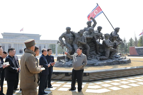 Présentation d'une sculpture commémorative pour les soldats nord-coréens revenant de la guerre en Ukraine.