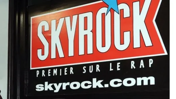 Panneau de la radio Skyrock affichant le slogan Premier sur le rap et le site skyrock.com.