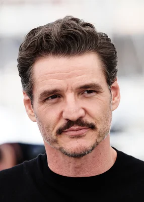 Portrait serré de l'acteur Pedro Pascal.