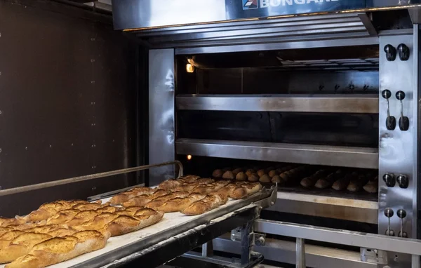 Des pains artisanaux sortant d'un four, illustrant le secteur des boulangers au cœur des discussions.