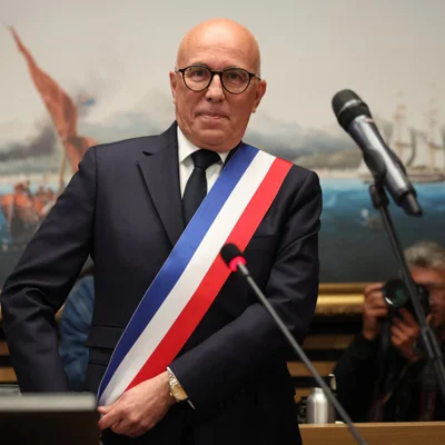 Éric Ciotti, officiellement investi comme maire de Nice, portant l'écharpe tricolore.