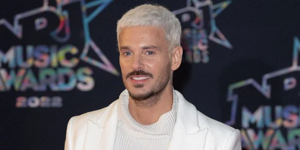 M. Pokora présentant sa transformation stylistique lors des Music Awards 2022.