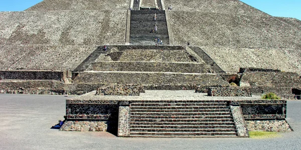 La Pyramide du Soleil à Teotihuacán, montrant l'escalier principal et des visiteurs.