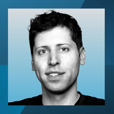 Portrait noir et blanc de Sam Altman sur fond bleu.