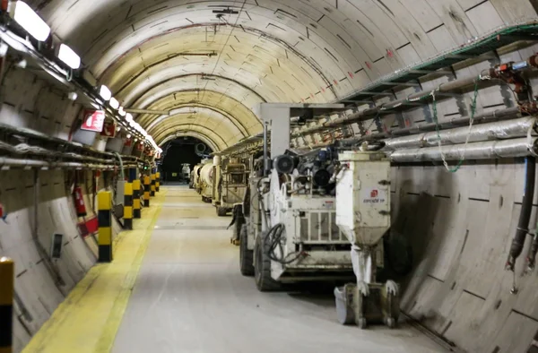 Vue de l'intérieur d'un tunnel du projet Cigéo à Bure, Meuse.