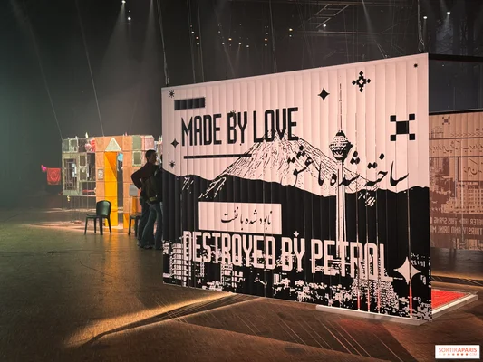 Vue d'une installation graphique avec textes engagés lors de l'exposition 100% L'EXPO à la Grande Halle de la Villette.