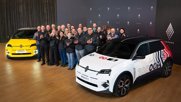 Célébration des 100 000 Renault 5 E-Tech électriques produites à Douai, mettant en avant le « Made in France ».