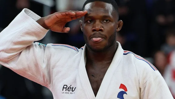Maxime-Gaël Ngayap Hambou célébrant sa médaille de bronze aux championnats d'Europe de judo.