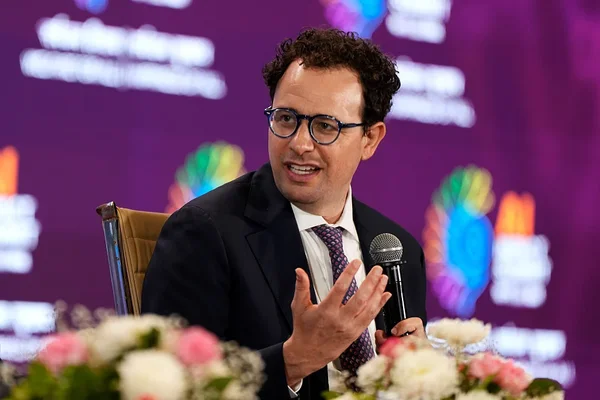 Deux hommes en tenue formelle : un officiel américain et un représentant d'Anthropic.