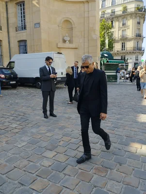 Nagui se rendant aux obsèques de Philippe Labro à l'église de Saint-Germain-des-Prés en juin 2025.