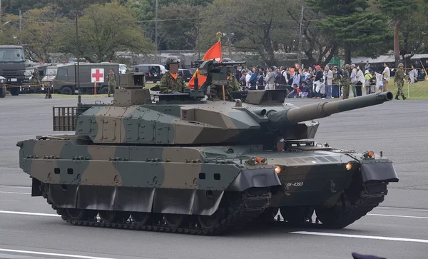 Un char de combat japonais de Type 10 exposé lors d'un événement militaire.