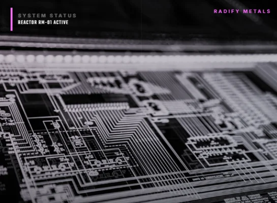 Des morceaux de métal brut tenus dans une main gantée sur fond d'usine flou.