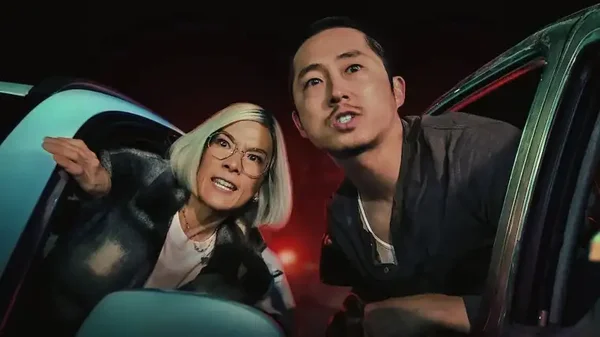 Scène de la saison 2 de 'Beef' montrant une confrontation automobile.