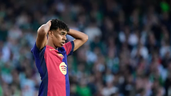 Lamine Yamal affichant une mine déçue lors d'un match du FC Barcelone.