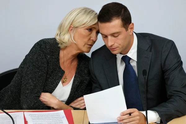 Marine Le Pen et Jordan Bardella en pleine discussion confidentielle.