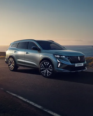 Le Renault Espace dans un paysage côtier, illustration du chiffre d'affaires T1 2025.