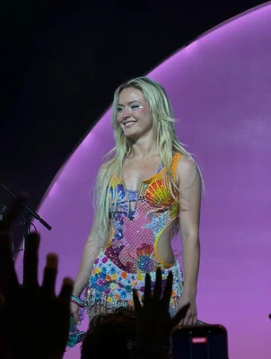 Zara Larsson lors de sa tournée Midnight Sun Tour 2026, vêtue d'une tenue scintillante à thème marin.