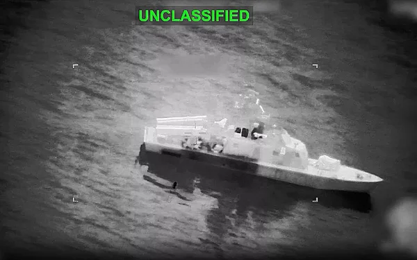 Image de surveillance en noir et blanc montrant un petit bateau sur l'eau.