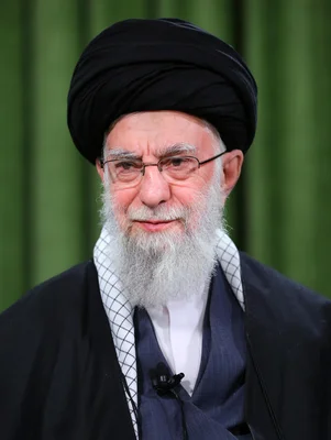 Mojtaba Khamenei en tenue religieuse, entouré de fidèles en extérieur.