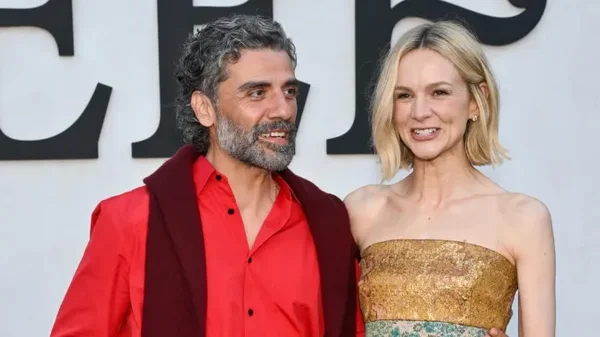 Oscar Isaac et Carey Mulligan discutant de leur scène de combat dans la saison 2 de 'Beef'.