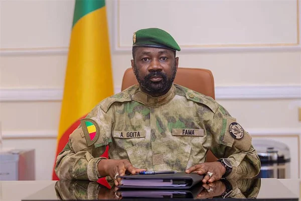 Le chef de la junte malienne discutant de l'ajustement de la stratégie militaire.