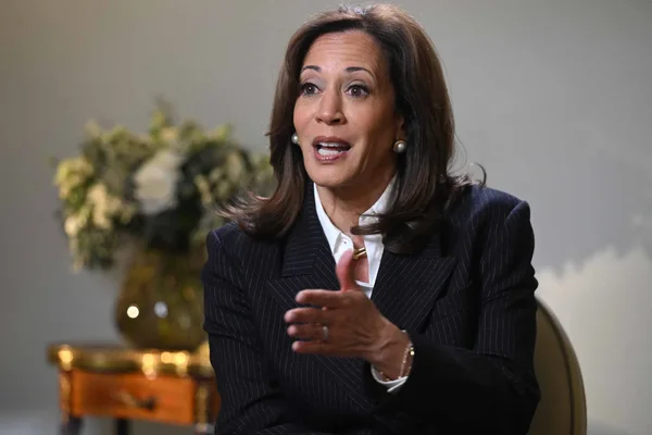 Kamala Harris supervise la prestation de serment d'Isabel Guzman en 2021 à la Maison Blanche.