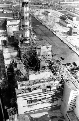Vue aérienne du réacteur détruit de la centrale de Tchernobyl, Ukraine, quelques mois après l'accident de 1986.