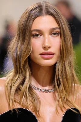 Portrait beauté de Hailey Bieber mettant en avant son teint et son style.