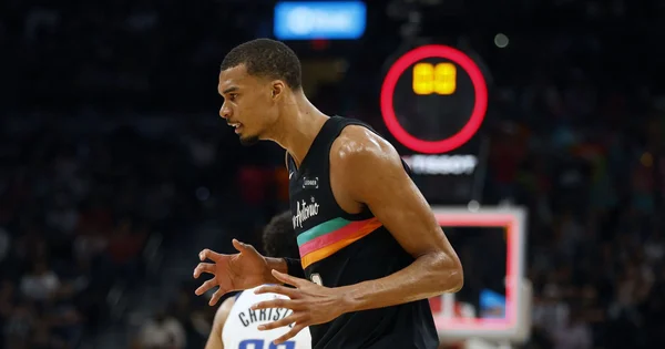 Victor Wembanyama en action lors d'une rencontre des play-offs NBA avec les Spurs.