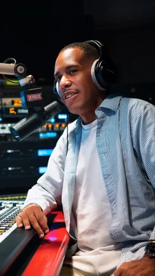 Pare-brise de véhicule de police portant l'inscription POLICE.