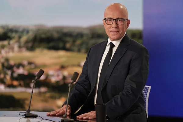 Éric Ciotti s'exprimant devant des microphones après son arrivée en tête au premier tour des législatives 2024 à Nice.