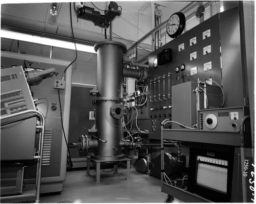 Vue satellite de la mine de terres rares de Bayan Obo avec des bassins de résidus et des infrastructures ferroviaires.