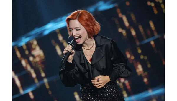 Natasha St-Pier lors d'une prestation scénique sous les lumières.