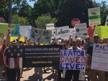 Groupe de manifestants défendant la légalisation et la sécurité du kratom lors d'une protestation.