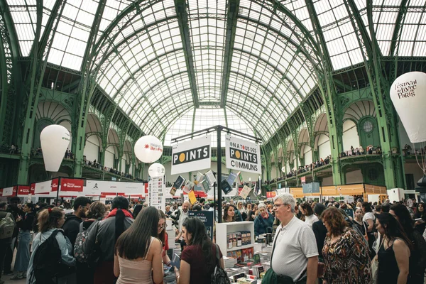 Visiteurs nombreux parcourant les expositions du Festival du Livre de Paris 2026 au Grand Palais.