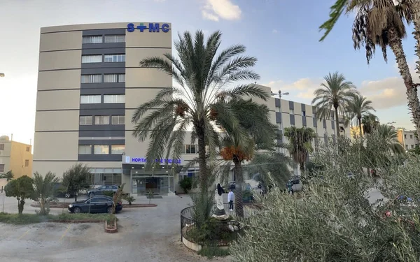 Façade d'un hôpital dans la banlieue de Beyrouth ayant suspendu ses soins après des frappes israéliennes.