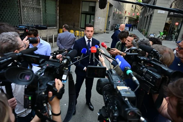 Un dirigeant de l'extrême droite européenne s'adressant à la presse lors du rassemblement à Milan.