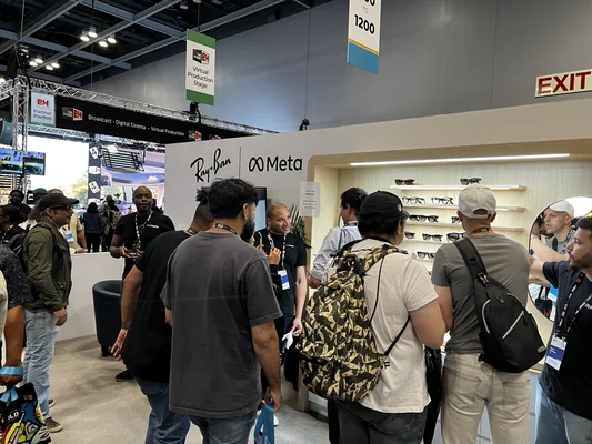 Stand Ray-Ban et Meta au Bild Expo 2025 avec des lunettes exposées et une signalétique de scène de production virtuelle.