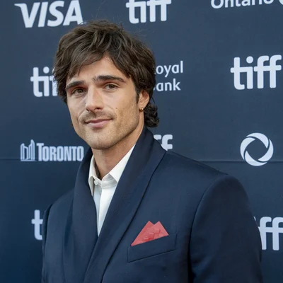 Jacob Elordi posant lors du Festival international du film de Toronto 2025.