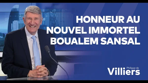 Philippe de Villiers à son bureau devant un fond bleu et graphique urbain.