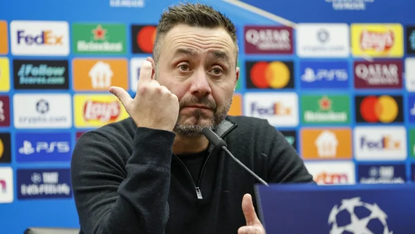 Roberto De Zerbi s'adressant aux médias.