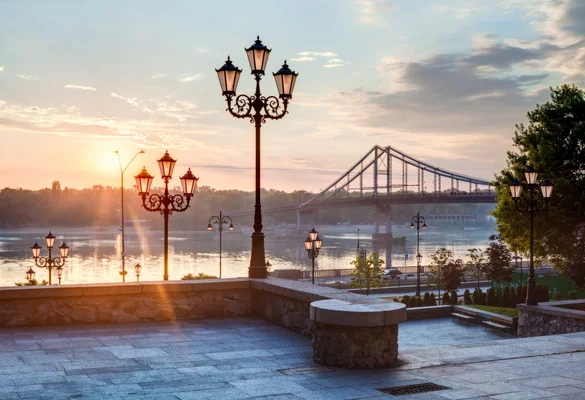 Le pont piétonnier Parkovyi et la promenade riveraine à Kyiv, Ukraine.